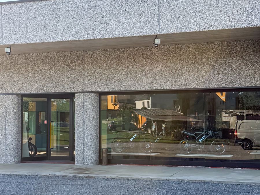 La vetrina dello showroom con le e-bike Bicy