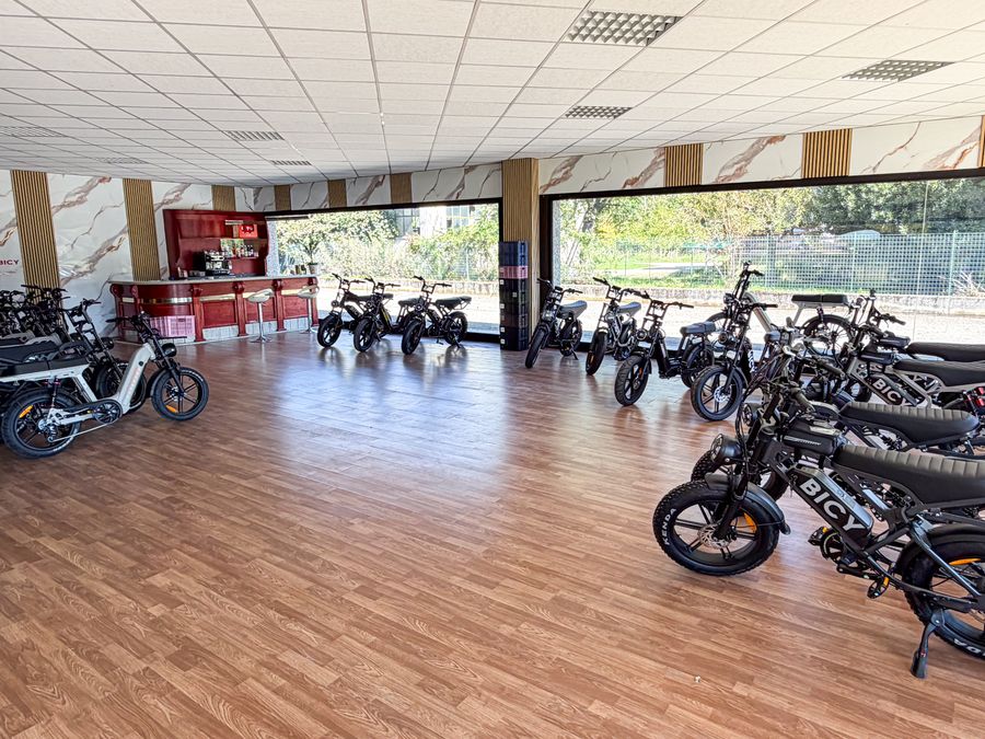 Lo showroom Bicy Bikes con il bancone e le e-bike esposte