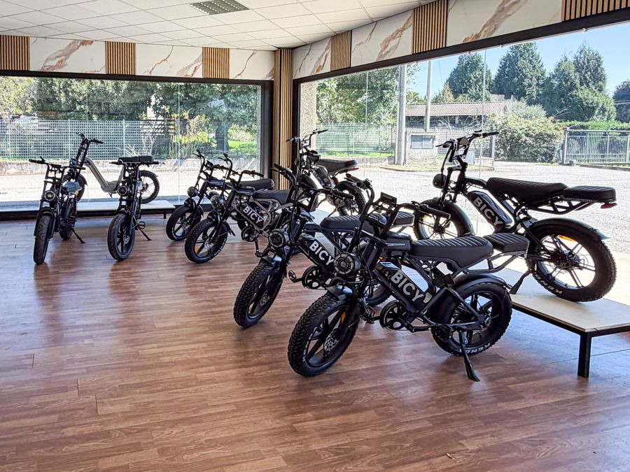 Le e-bike Bicy davanti alle vetrate dello showroom